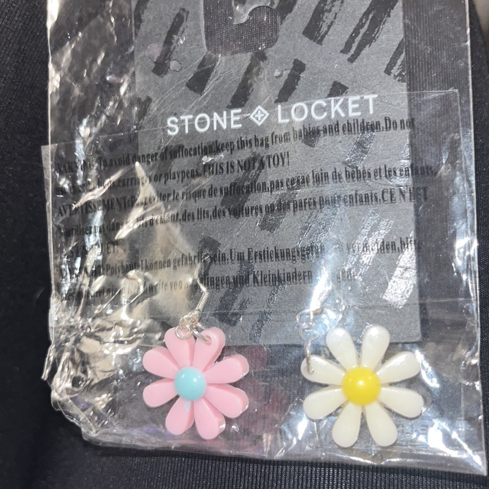 NWT Stone+Locket Pink & White Daisy Earrings